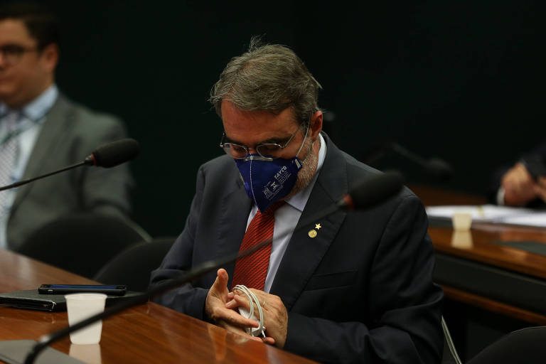 Henrique Fontana, deputado do PT-RS, usa máscara em plenário de comissão na Câmara
