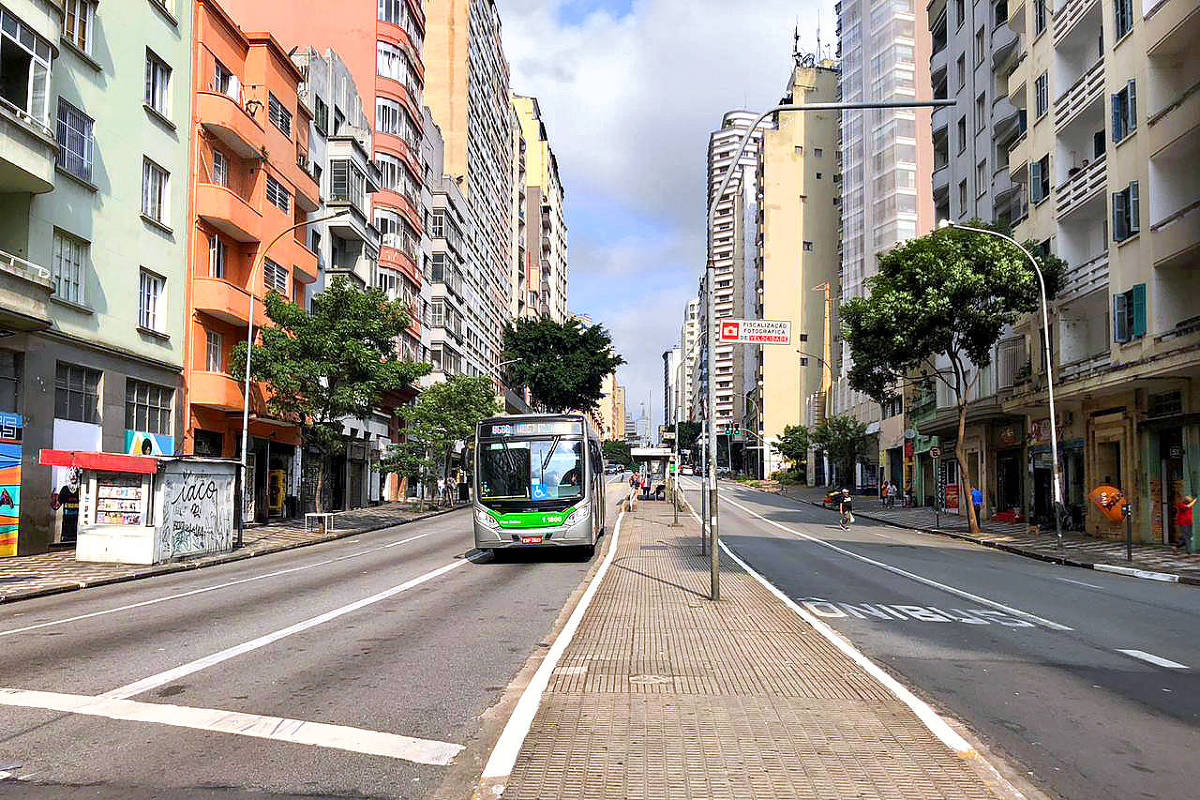 Ruas do Brás amanhecem lotadas no 1º dia útil da fase de transição da  quarentena em SP, São Paulo