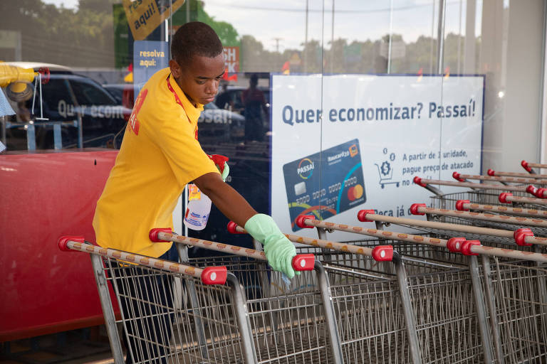 RIO DE JANEIRO, RJ, BRASIL, 16-03-2020, Carrinhos de supermercados sao higienizados antes e apos o uso dos clientes no mercado Assai. Pavuna, Rio de Janeiro. (Foto: Zo Guimaraes /Folhapress, Agencia) ***EXCLUSIVO FOLHA****