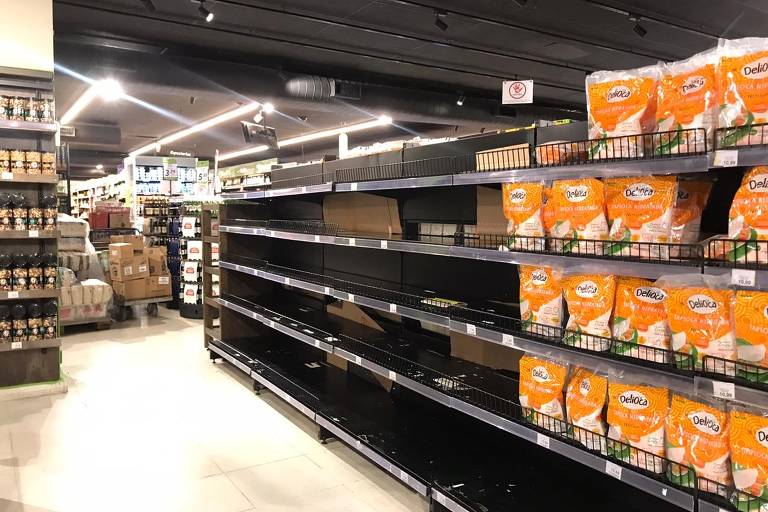 Clientes esvaziam supermercado com medo de desabastecimento por causa do coronavírus