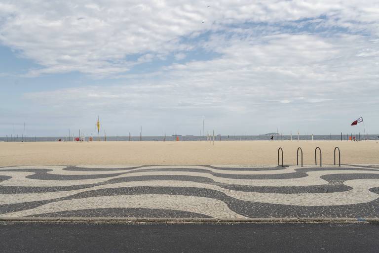 Também o Leme, praia contígua à de Copacabana, ficou vazio na terça (17), após o Rio decretar situação de emergência