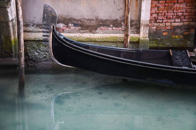 Canais de Veneza voltam a ter água cristalina