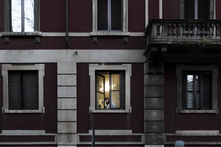 Brasileiro fotografa vizinhos em janelas durante quarentena doméstica na Itália
