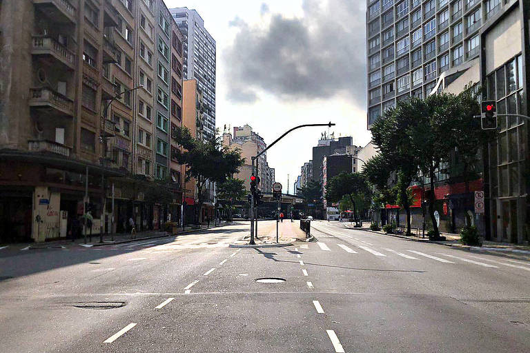 Avenida São João, em São Paulo, quase deserta na tarde de terça-feira (17) por volta das 15h30. Por causa da pandemia do novo coronavírus, parte da população evita sair de casa por recomendação das autoridades de saúde