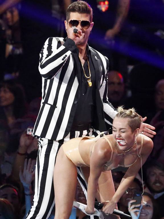 Os cantores Miley Cyrus e Robin Thicke durante perfomance da música "Blurred Lines", no MTV Video Music Awards, em Nova York (EUA)