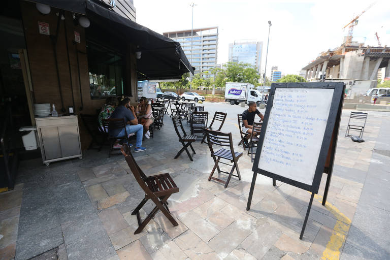 Restaurante no largo da Batata, em Pinheiros (zona oeste), com movimento bem abaixo do normal na hora do almoço