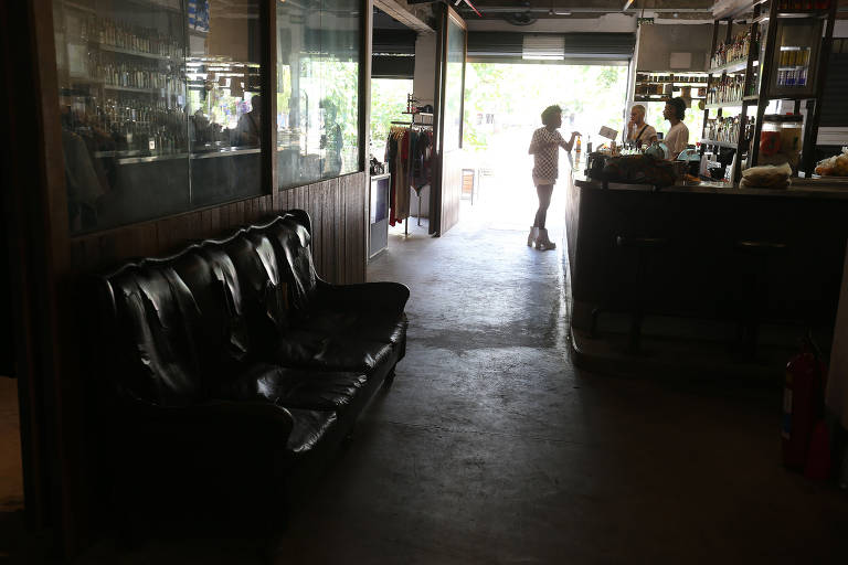 Restaurante no largo da Batata, em Pinheiros (zona oeste), com movimento bem abaixo do normal na hora do almoço