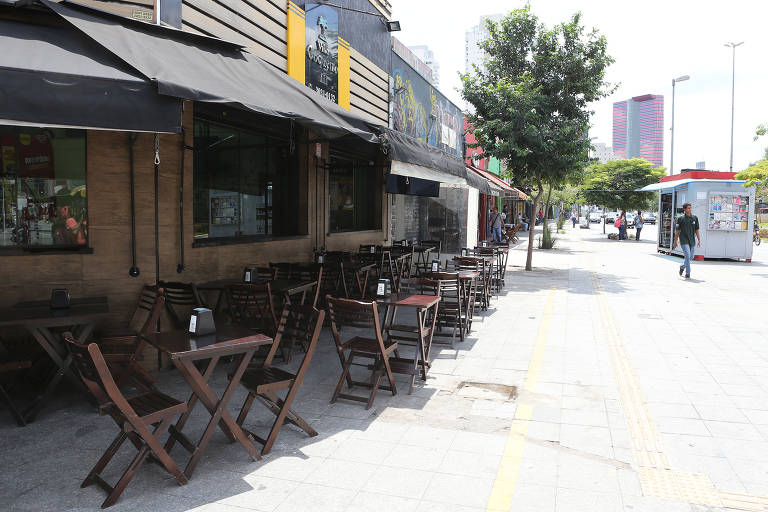 Restaurante no largo da Batata, em Pinheiros (zona oeste), com movimento bem abaixo do normal na hora do almoço
