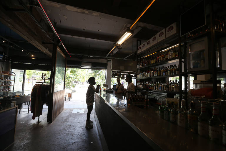 Restaurante no largo da Batata, em Pinheiros (zona oeste), com movimento bem abaixo do normal na hora do almoço