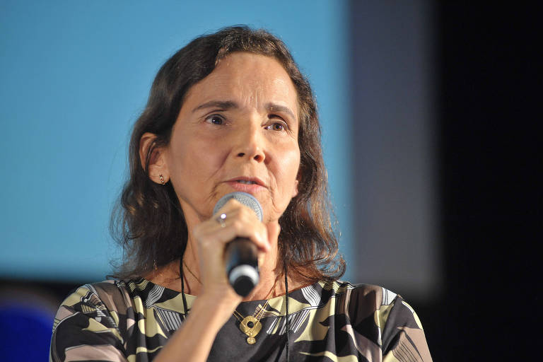 A governadora do Ceará, Izolda Cela, em seminário em SP