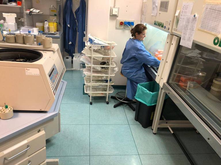 Rafaela da Rosa Ribeiro em laboratório em Milão, país onde ela estuda o novo coronavírus
