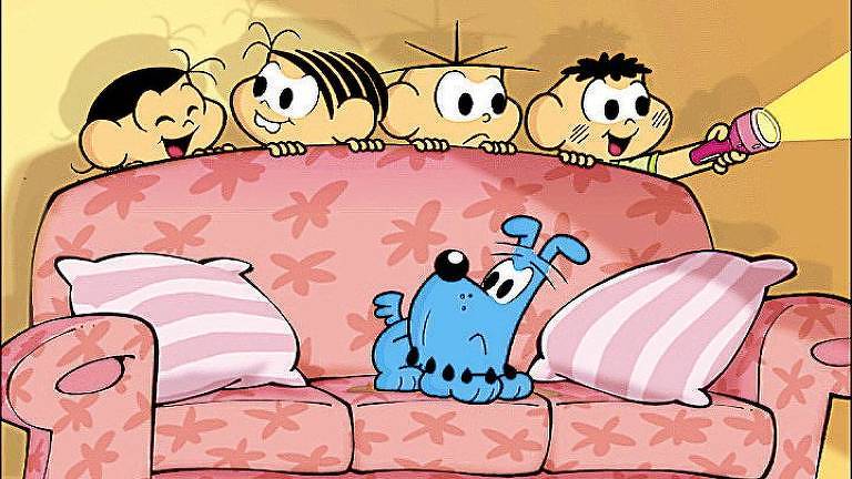 Magali, Monica, Cebolinha e Cascão atrás do sofá em que o cachorro azul Bidu está sentado 
