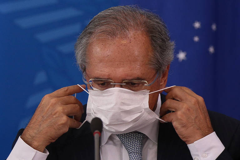 Ministro da Economia, Paulo Guedes, usa máscara durante anúncio de medidas para deter crise econômica provocada pela epidemia do coronavírus