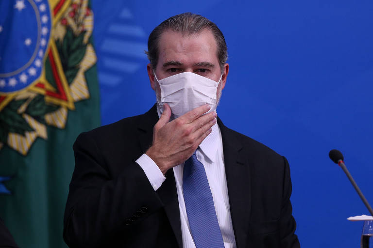 Ministro Dias Toffoli com máscara cirúrgica no rosto