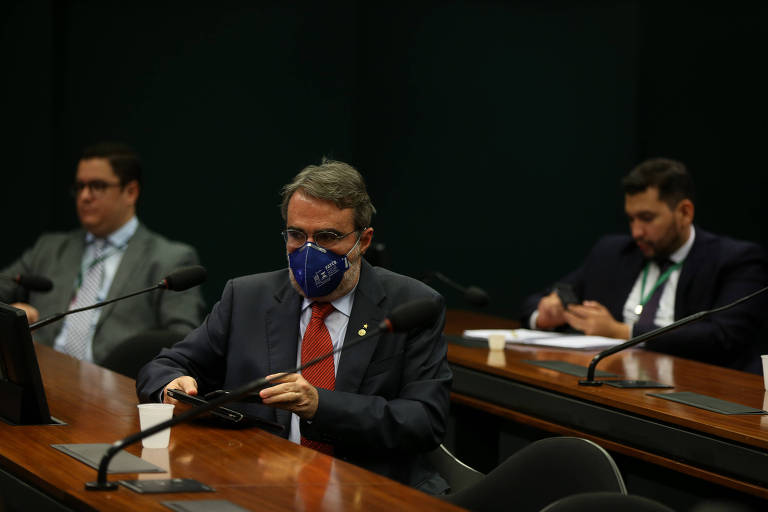 O deputado federal Henrique Fontana (PT-RS) trabalha em comissão da Câmara usando máscara
