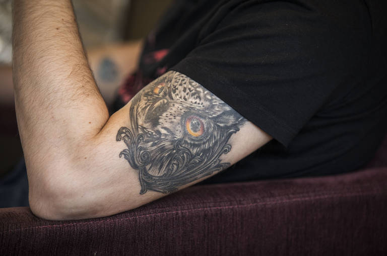 O youtuber Felipe Neto em quarto de hotel no Itaim na zona oeste de São Paulo