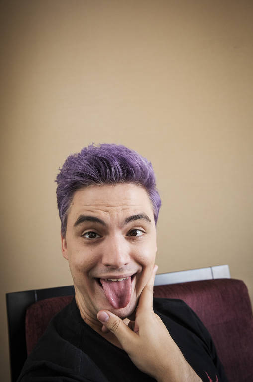 O youtuber Felipe Neto em quarto de hotel no Itaim na zona oeste de São Paulo