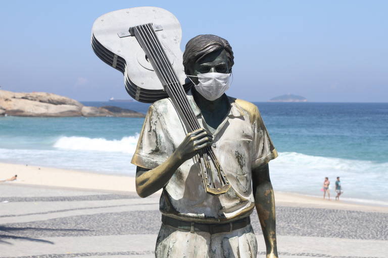 Estátua de Tom Jobim em Ipanema amanhece com máscara