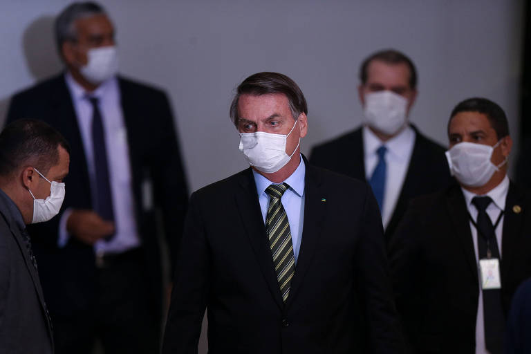 Presidente Jair Bolsonaro participa de pronunciamento à imprensa ao lado de outras autoridades para falar de medidas contra a epidemia do coronavírus, no Palácio do Planalto