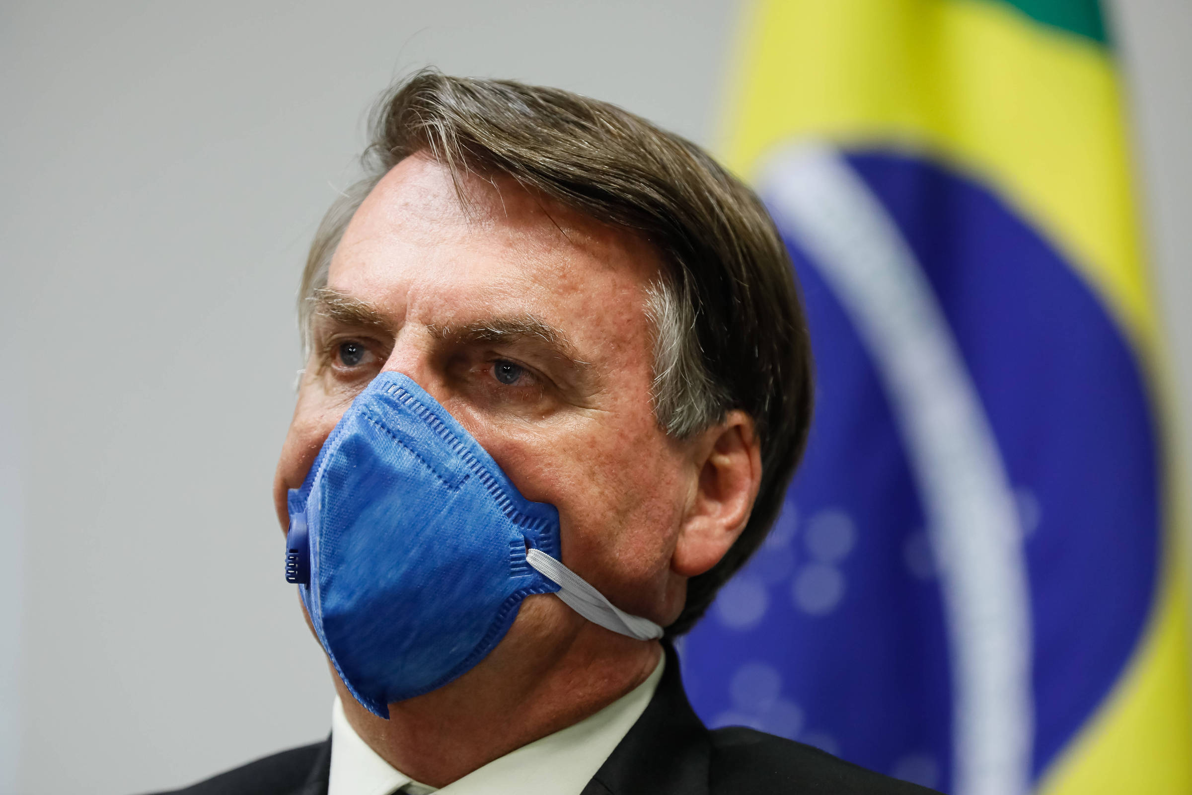 'Não vai ser uma gripezinha que vai me derrubar', diz Bolsonaro sobre coronavírus