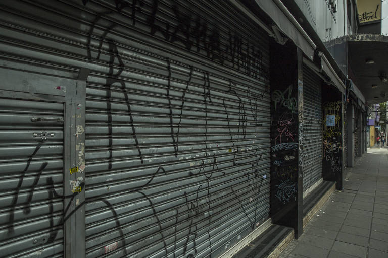 Estabelecimentos da rua Teodoro Sampaio de portas fechadas na última sexta (20), quando entrou em vigor a proibição de funcionamento do comércio na cidade de São Paulo