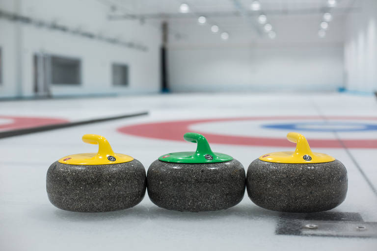 Objetivo do curling é lançar pedras de granito o mais próximo possível de um alvo