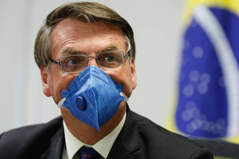 Imagem em close mostra o rosto de Bolsonaro. Ele usa máscara.