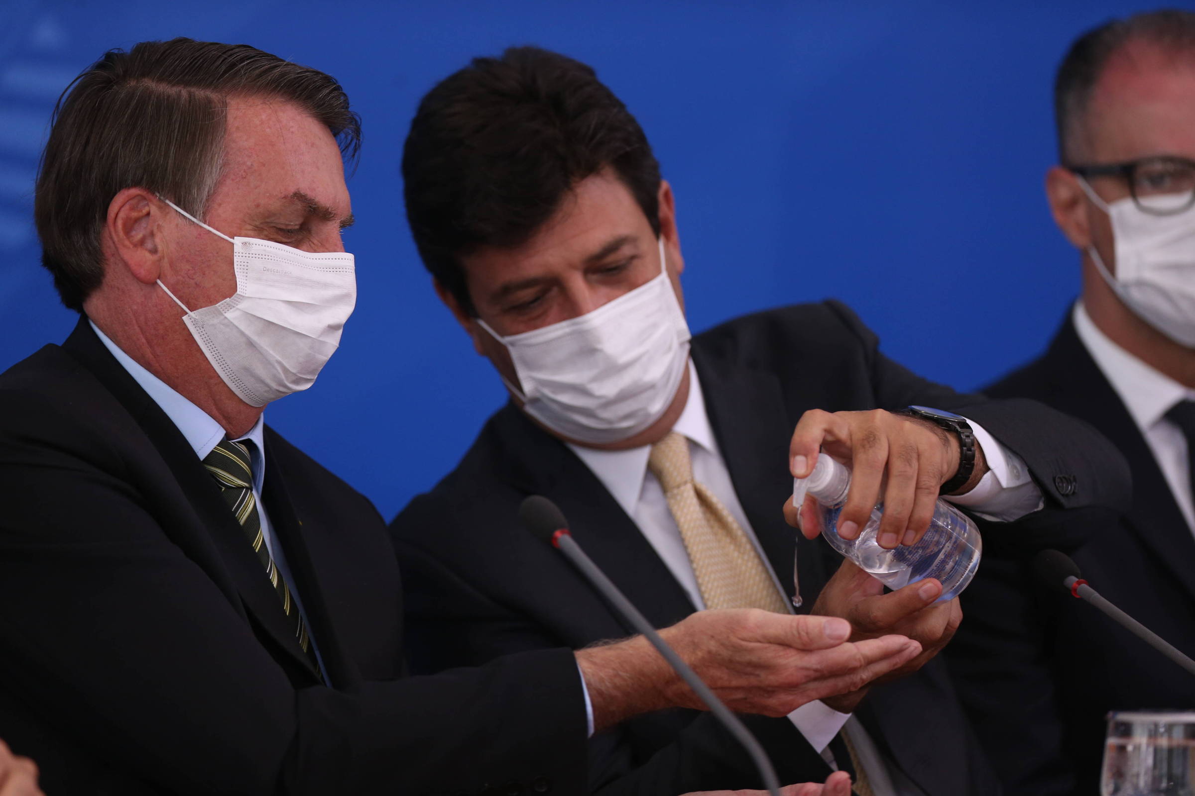 Derrubar Bolsonaro ajudaria ou atrapalharia o combate à epidemia?