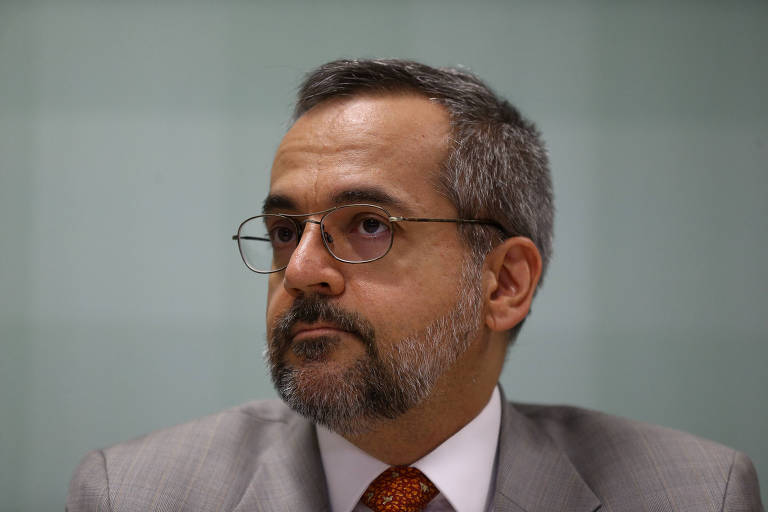 Foto de perfil de Weintraub, com óculos e barba, frente a um fundo cinza