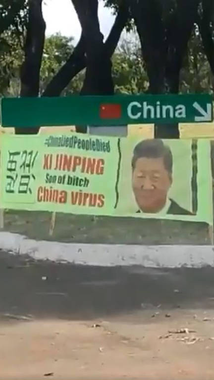Faixas em frente a embaixada da China insultam dirigente e embaixador chineses
