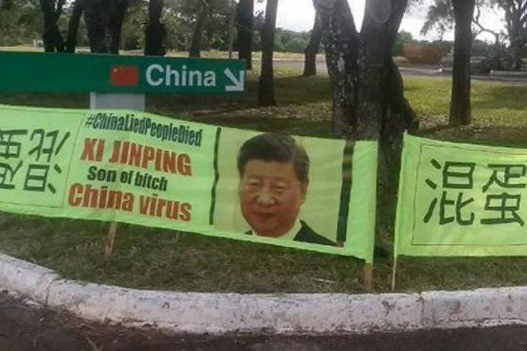 Faixas em frente a embaixada da China