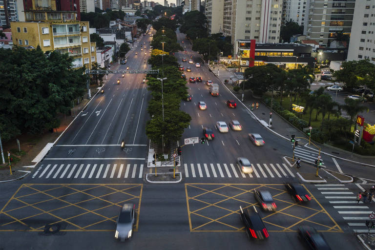 Cruzamento das avenidas Rebouças e Henrique Schaumann, em São Paulo