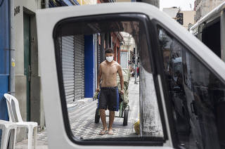 ***Exclusivo FOLHA de SP*** Ensaio fotografico  da cidade de SP  afetada pela pandemia do coronavirus. Homem  usando mascara puxa carrinho de mao na rua Paula Souza
