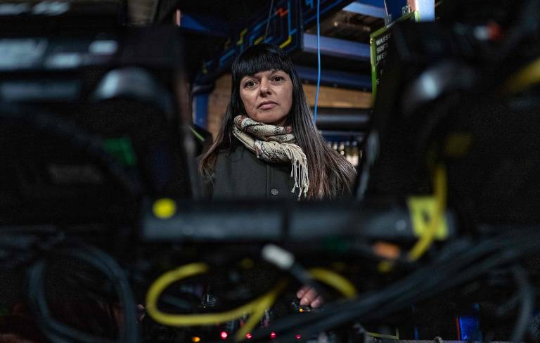 DJ Mira posa com seu equipamento no clube Kater Blau, em Berlim, antes de uma apresentação ao vivo via streaming