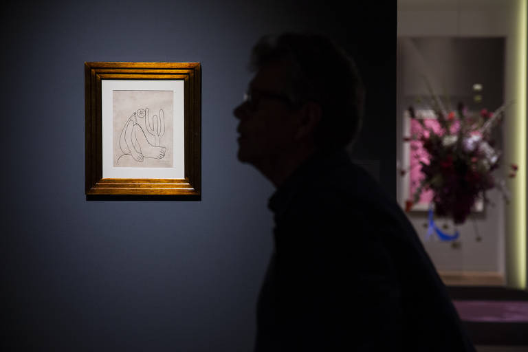 Visitantes caminham pela edição de 2020 da feira Tefaf Maastricht, na Holanda, encurtada por causa da pandemia de coronavírus