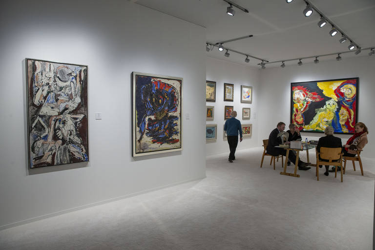 Visitantes caminham pela edição de 2020 da feira Tefaf Maastricht, na Holanda, encurtada por causa da pandemia de coronavírus