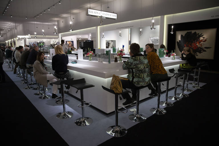 Visitantes no restaurante da edição de 2020 da feira Tefaf Maastricht, na Holanda, encurtada por causa da pandemia de coronavírus