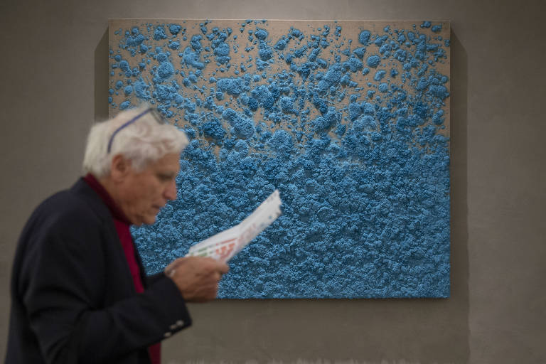 Visitante caminha pela edição de 2020 da feira Tefaf Maastricht, na Holanda, encurtada por causa da pandemia de coronavírus