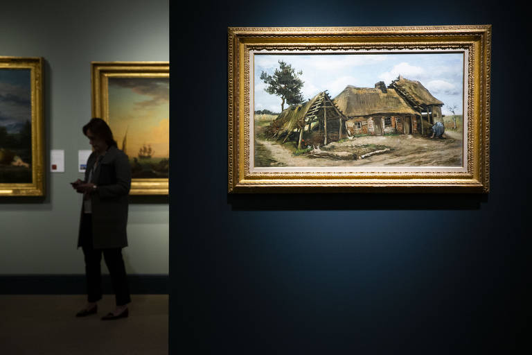 Visitantes caminham pela edição de 2020 da feira Tefaf Maastricht, na Holanda, encurtada por causa da pandemia de coronavírus