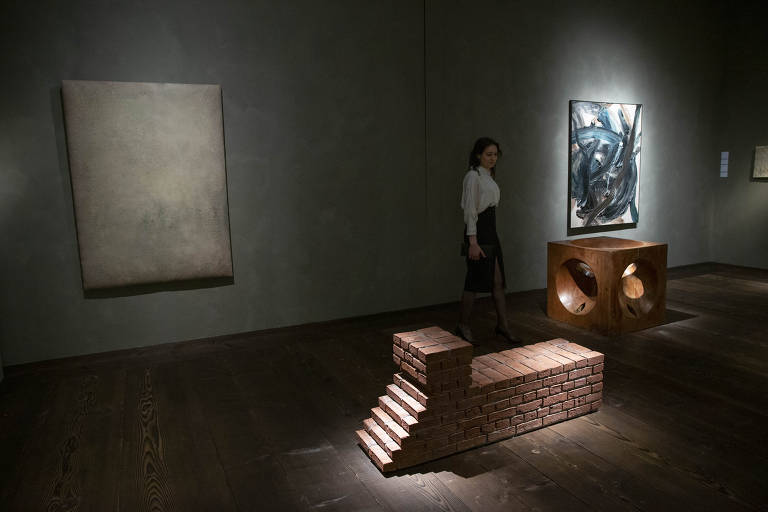 Visitantes caminham pela edição de 2020 da feira Tefaf Maastricht, na Holanda, encurtada por causa da pandemia de coronavírus