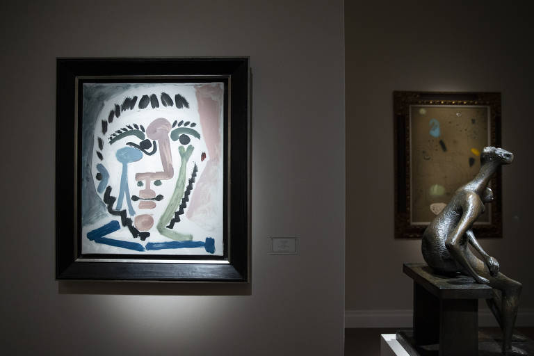 Visitantes caminham pela edição de 2020 da feira Tefaf Maastricht, na Holanda, encurtada por causa da pandemia de coronavírus