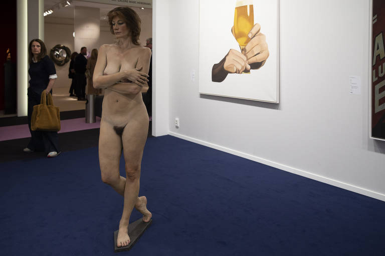 Visitantes caminham pela edição de 2020 da feira Tefaf Maastricht, na Holanda, encurtada por causa da pandemia de coronavírus