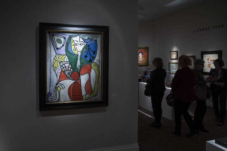 Visitantes caminham pela edição de 2020 da feira Tefaf Maastricht, na Holanda, encurtada por causa da pandemia de coronavírus