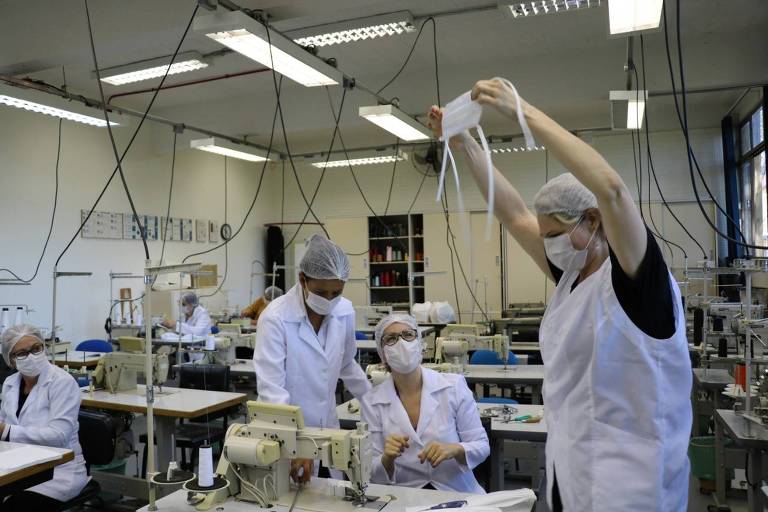 Voluntários fabricam máscaras e jalecos na Universidade de Passo Fundo