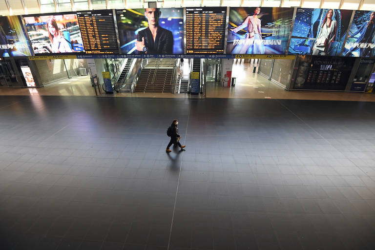 Passageiro solitário na estação ferroviária Termini, em Roma. Medidas de contenção esvaziaram lugares públicos

