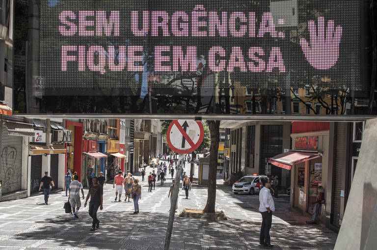 Placar na esquina da rua Direita com 15 de Novembro (no centro de São Paulo) orienta população sobre o coronavírus