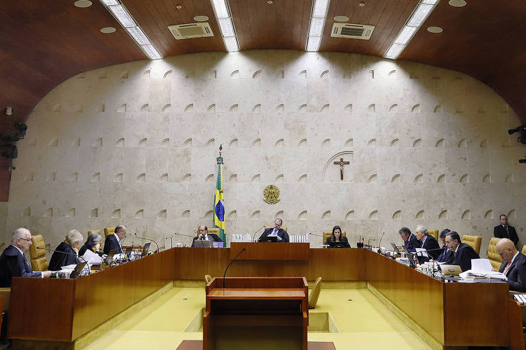 Foto ampla do STF com ministros sentados em suas cadeiras durante sessão