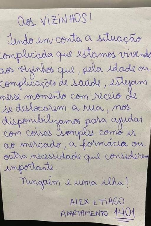 Bilhete escrito por Alex Camargo, 47, e Tiago Gusmão, 36, e fixado por eles no elevador de prédio onde moram em SP