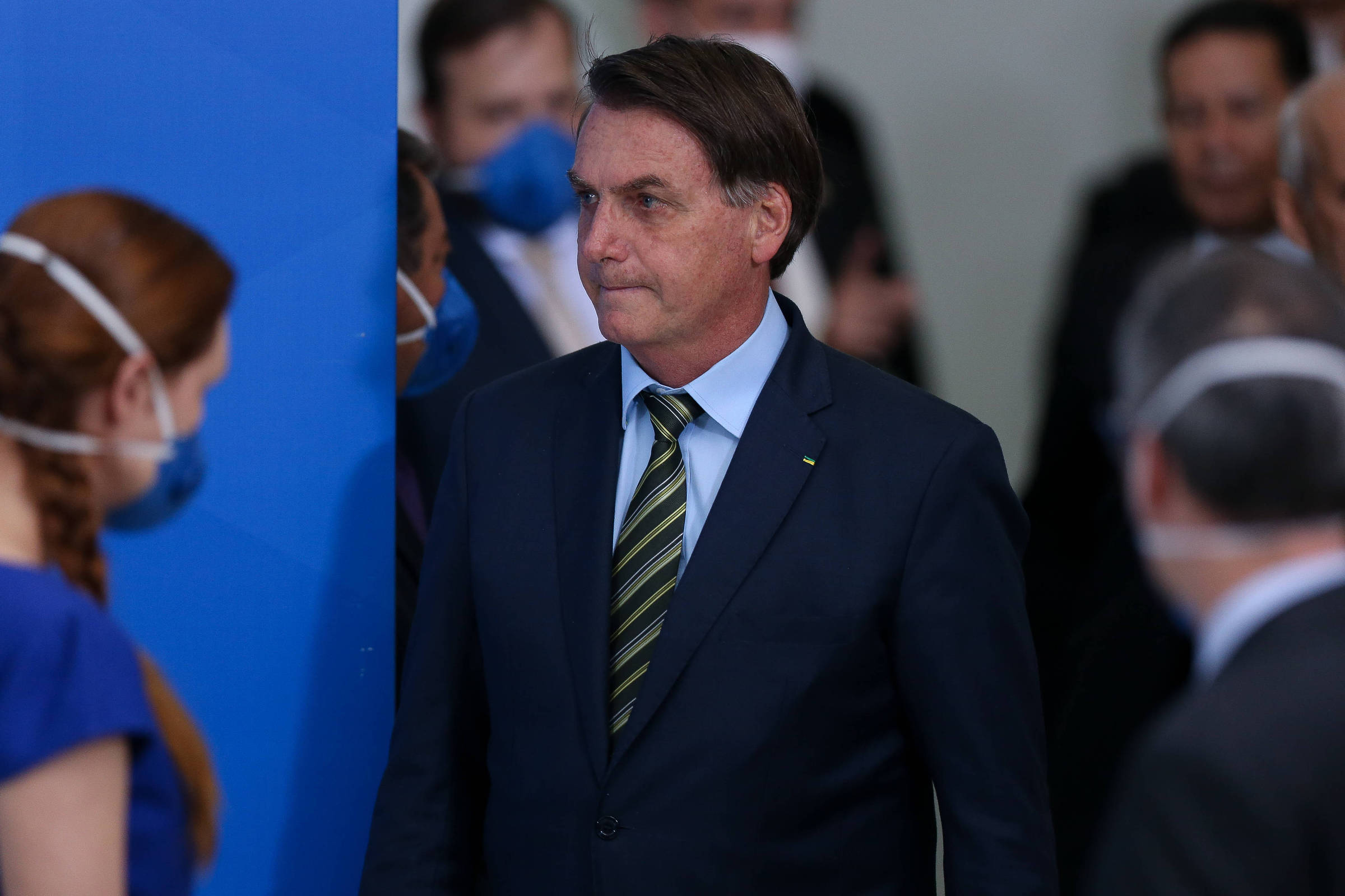 Bolsonaro muda o tom, parabeniza governadores e pede união contra coronavírus