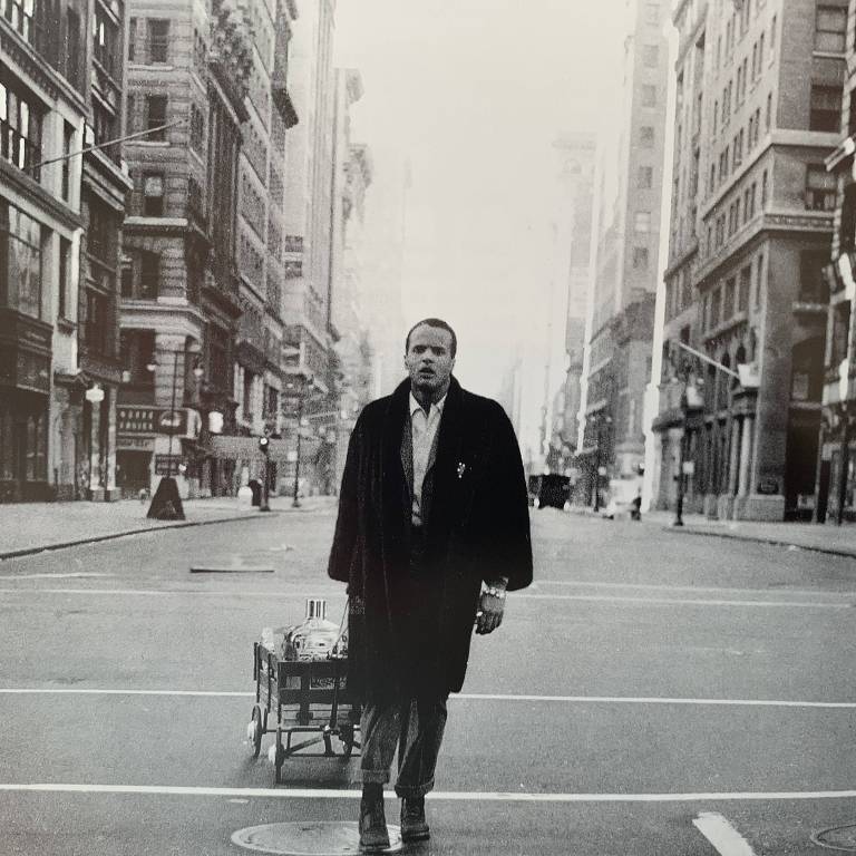 Harry Belafonte em Nova York em cena do filme O Diabo, a Carne e o Mundo, de 1959